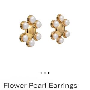 Flower Pearl Stud Earrings -